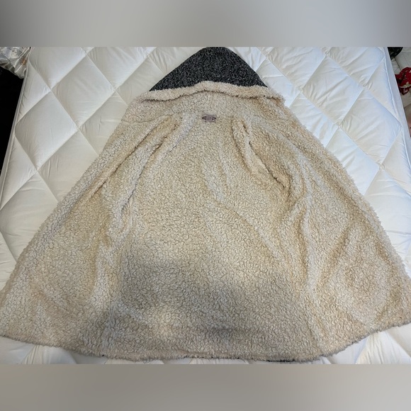 Sequined fleece vest cardigan from Macys - Picture 2 of 4